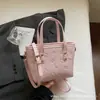 Bolso de mano con relieve estilo coreano, modelo nuevo 2026, ligero, moderno, versátil, adecuado para ir al trabajo, bolso de hombro y cruzado tipo cubo