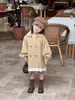 Chegada Nova Outono 2026 Estilo Coreano Roupas Infantis Casaco Trench Coat Feminino de Comprimento Médio com Acabamento em Renda e Laço nas Costas em Estilo Britânico