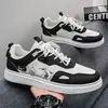 Tênis casuais de couro respirável novos para primavera e outono masculinos, sapatos brancos versáteis, tênis esportivos casuais para estudantes