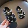 Sapatos de couro pequenos para bebês meninas, primavera e outono, princesa, sapatos de camada única para meninas, 1 a 2 anos, sapatos infantis antiderrapantes para aprendizagem