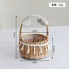 Cesta de mimbre hecha a mano con borlas, perfecta para arreglos florales, popular entre las floristerías, ideal para exhibiciones florales navideñas y una encantadora cesta de regalo