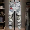 Jeans patchwork de alta qualidade para homens, nova marca da moda 2026, bordado de letras estiloso, calça skinny justa de cor clara com stretch