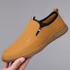 Zapatos de Hombre Transfronterizos, Nuevos Estilos Primavera y Otoño, Zapatos Casuales Slip-On Versátiles para Hombre, Zapatos de Cuero Casuales Antideslizantes de Suela Suave para Conducir para Papá