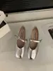 Sapatos Mary Jane únicos prateados com aumento de altura oculto e strass para sapatos femininos Coleção Primavera/Outono 2026 versátil vermelho para combinar com saias sapatos de festa