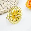Venta Caliente Transfronteriza Moda Lujo Ligero Malla Dorada con Diamantes Flor de Red Anillo para Servilleta Anillo Hueco para Servilleta Fabricante Venta al por Mayor