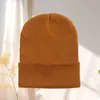 Gorro de lana otoño e invierno gorro para el frío gorro de punto para pareja color caramelo gorro de punto para pullover patrón de texto con logotipo bordado personalizado
