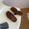 Sandálias casuais femininas com sola grossa, estilo slip-on, com biqueira fechada, apresentando cabedal em couro, adequadas para o outono de 2026, feitas com um material versátil de borracha e microfibra.