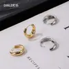 Brincos de Argola Pequenos Populares em Ouro com um Design Único e Estiloso, Brincos Femininos de Luxo Leve, Estilo Celebridade da Internet, Brincos de Argola Simples, Atacado