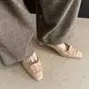 Sapatos femininos de pele de carneiro de primeira camada com corte baixo e salto médio grosso, novo estilo outono e inverno, couro genuíno por dentro e por fora, sapatos femininos de bico quadrado com fivela quadrada