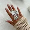 Anillo de Metal con Forma de Hoja Tridimensional Estilo Europeo Personalidad Anillo de Banda Plegable para Dedo Índice Versátil Sensación de Alta Gama