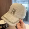 Boné de Baseball com Letra de Strass para Mulheres, Chapéu Quente de Outono e Inverno, Moda Coreana Versátil Boné Bico de Pato de Pelo de Visão Ins