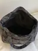 Nuevo bolso tote casual de nicho de gran capacidad para principios de otoño de 2026, con un toque relajado, adecuado para ir al trabajo, bolso de mano camuflado de un solo hombro