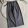 Calça social de trespasse estilo old money, listrada, perna larga, corte A, caimento sedoso e liso, três cores, versátil para o trabalho e casual
