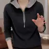 Sudadera con capucha y media cremallera para mujer de terciopelo en color negro, gris oscuro y café con colores contrastantes, viene con una etiqueta