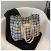 Bolso de Mano Simple a Cuadros 2025 Decoración de Cadena de Moda Gran Capacidad Bolso Tote de Hombro para Mujer Europeo y Americano
