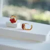 Novos Brincos de Pérola com Cravação de Diamantes e Esmaltação Gota da Série Vermelha, Modernos e na Moda, Brincos Exquisitos e Versáteis com um Toque de Luxo Leve e de Alta Qualidade