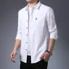 Camisa de manga larga de color liso para hombre 2021 verano nueva casual joven y de mediana edad color liso bolsillo con botón forro venta al por mayor