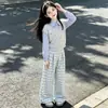 Nueva Colección de Primavera/Otoño para Niñas: Elegante Conjunto de Dos Piezas de Pantalones de Pierna Ancha a Cuadros con Sudadera con Capucha de Dos Piezas Falsas con Cuello Polo de Estilo Universitario