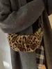 Yuezizhi 2026 principios de otoño nuevo bolso versátil de moda con estampado de leopardo bolso cruzado casual simple retro tipo dumpling bolso de cuerno