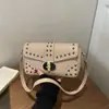 Bolso de Hombro con Remaches de Moda para Mujer 2026 Nuevo Bolso de Hombro Vintage Francés Nicho Bolso de Viaje al por Mayor