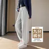 Pantalones deportivos de mujer color avena para otoño e invierno, forrados de felpa y engrosados, nuevo estilo 2026, adelgazantes, suaves y con caída, con una textura cómoda y suave.