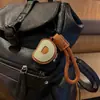Venta al por mayor transfronteriza de llaveros japoneses y coreanos con letras en inglés, dijes para bolso de cuero dopamina, pequeños accesorios y regalos