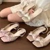 Sandálias de tiras com laço, estilo delicado, para mulheres, novo modelo de verão 2026, bico quadrado, salto grosso, sapatos femininos versáteis e elegantes