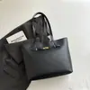 Bolso de mano y hombro de moda, color liso único, nuevo modelo 2026, gran capacidad, estilo invierno, moderno, casual, bolso tipo cubo simple