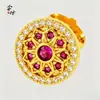 Aretes de Flor de Rosa con Diamantes Rojos Rubí, Filigrana Dorada Arena Estilo Antiguo, Placa de Cobre Dorado Pluma de Fénix, Modelo de Mujer Moda Commuter Estilo Chino Nuevo