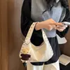Bolso tipo dumpling de cuero suave tachonado estilo biker de nicho coreano para mujer, nuevo modelo 2026, bolso de hombro y axila de gran capacidad para el día a día