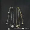 Collar Cruzado Chanel Doble C Nueva Colección, Auténtico con Etiquetas, Alta Calidad, Venta al por Mayor con Descuentos por Cantidad, Directo del Fabricante