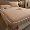 Colcha acolchada de terciopelo de leche engrosada para otoño e invierno con ribete de pelo de visón, protector de colchón que cubre completamente y a prueba de polvo, lavable a máquina y cálido