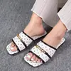 2026 Nuevas Pantuflas de Lunares Tallas Grandes para Mujer Chanclas Versátiles de Moda con Punta Cuadrada Decoración de Cadena Par Elegante con Faldas