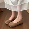 Zapatos de otoño para mujer Chuyuji de estilo francés, elegantes, de color rojo claro, con un diseño inspirado en Chanel, adecuados para combinar con faldas, con suela plana y punta dividida.