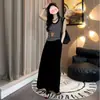 Conjunto de Dos Piezas para Verano 2026: Top Rayado sin Mangas y Falda Negra de Corte Ajustado para un Look Favorecedor y Elegante