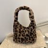 Bolso de hombro de moda para mujer, bolso de mano portátil de diseño de nicho, bolso de otoño, nuevo y hermoso, bolso de mano personalizado.