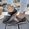 Sandalias de Mujer Nuevas Transpirables de Suela Suave con Huecos Estilo Europeo y Americano Transfronterizo Tallas Grandes Verano 2025 Zuecos de Exportación Venta al por Mayor Pequeña Tallas Grandes
