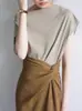 Falda Asimétrica de Rodilla Color Mostaza Top de Punto con Cuello Granate Camiseta Camisa