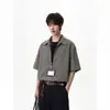 Camisa estilo coreano de duas peças falsas com decote V e manga curta, design moderno de verão com barra listrada casual e mangas curtas elásticas
