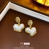 Aretes de Perlas de Amor con Hojas de Zirconia con Aguja de Plata Electrochapada en Oro Real Aretes de Tuerca Avanzados de Nicho Antiguo Medio Venta al por Mayor para Mujeres