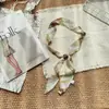 Bufanda de Cuadros Fresca y Sencilla Estilo Coreano con un Toque Juvenil, Moderna y Casual para Salidas, Bufanda de Seda de Primavera, Accesorio de Cuello Delgado y Artístico