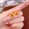 Tienda de Oro Mismo Estilo Pendientes Huecos con Diamante Rojo en Forma de Corazón, Pendientes Personalizados de Lujo Ligero de Gama Alta para Mujer, Pendientes de Latón Chapados en Oro con Forma de Corazón