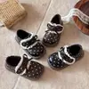 Zapatos de piel de lunares estilo coreano para niñas, zapatos de princesa retro de encaje y lazo para otoño/invierno, zapatos infantiles de suela blanda con velcro