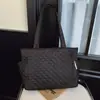 2025 Nova Bolsa de Ombro Matelassada Espessa Estilo Coreano Grande Capacidade Commuter Moda Passeio Sacola Sacola de Compras