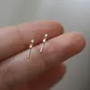 Aretes Dorados Chapados en Plata de Ley S925 para Mujer, Dos Piedras Pequeñas de Zirconia, Estilo Francés Vintage, Aretes Compactos