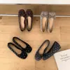 Zapatos planos de lunares estilo coreano con punta cuadrada, nueva colección otoño 2026 para mujer, con un diseño suave y elegante con lazo y estilo slip-on, parecidos a los bailarines