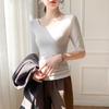 Camiseta de modal de color liso con doble cuello en U para mujer, corte entallado, base ajustada, estilo primavera-verano 2024, hombros descubiertos