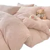 Juego de ropa de cama de cuatro piezas de terciopelo de leche con estampado de corazones rosas para otoño e invierno, que incluye una funda de edredón gruesa y cálida y un juego de sábanas de tres piezas