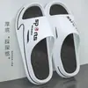 Pantuflas de verano para hombre, de suela gruesa, diseñadas para uso en exteriores, antideslizantes, duraderas, modernas y elegantes para uso en casa; nuevos estilos de verano para hombre