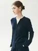 Cárdigan simple de cachemira para mujer, cuello en V, diseño falso de dos piezas, bloques de color, blanco roto, con detalle de botones retorcidos, un suéter de punto adelgazante y versátil